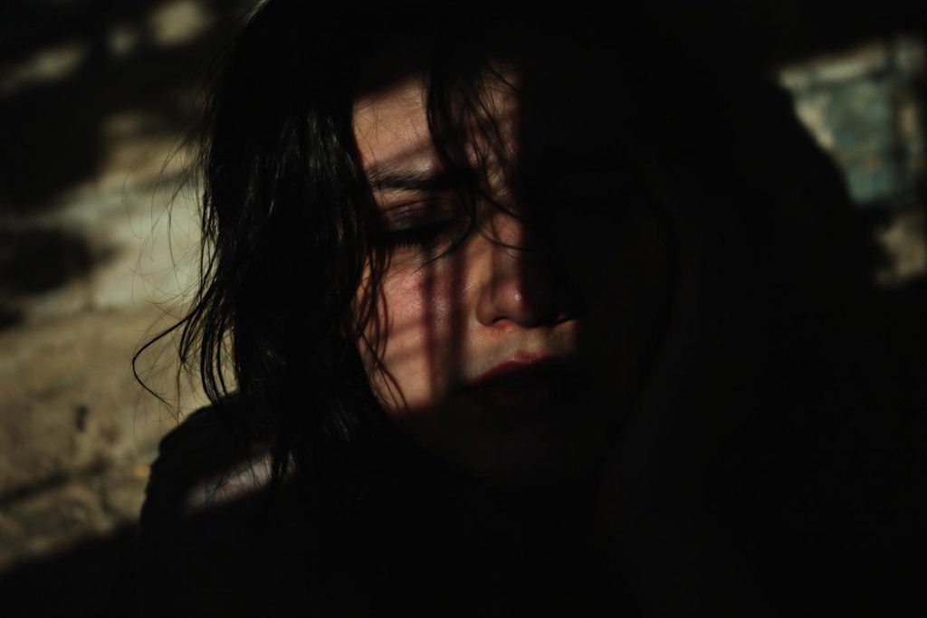 Comment reconnaître un manipulateur : signes et critères pour le démasquer