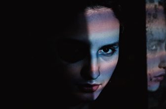 Comment reconnaître un manipulateur : signes et critères pour le démasquer