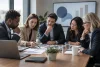 Une équipe diversifiée se concentre sur des documents et des graphiques abstraits lors d’une réunion stratégique.