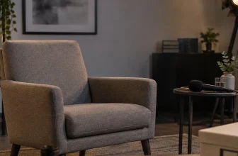 Un fauteuil vide et un microphone éteint composent un plateau d’entretien sans personne ni portrait.